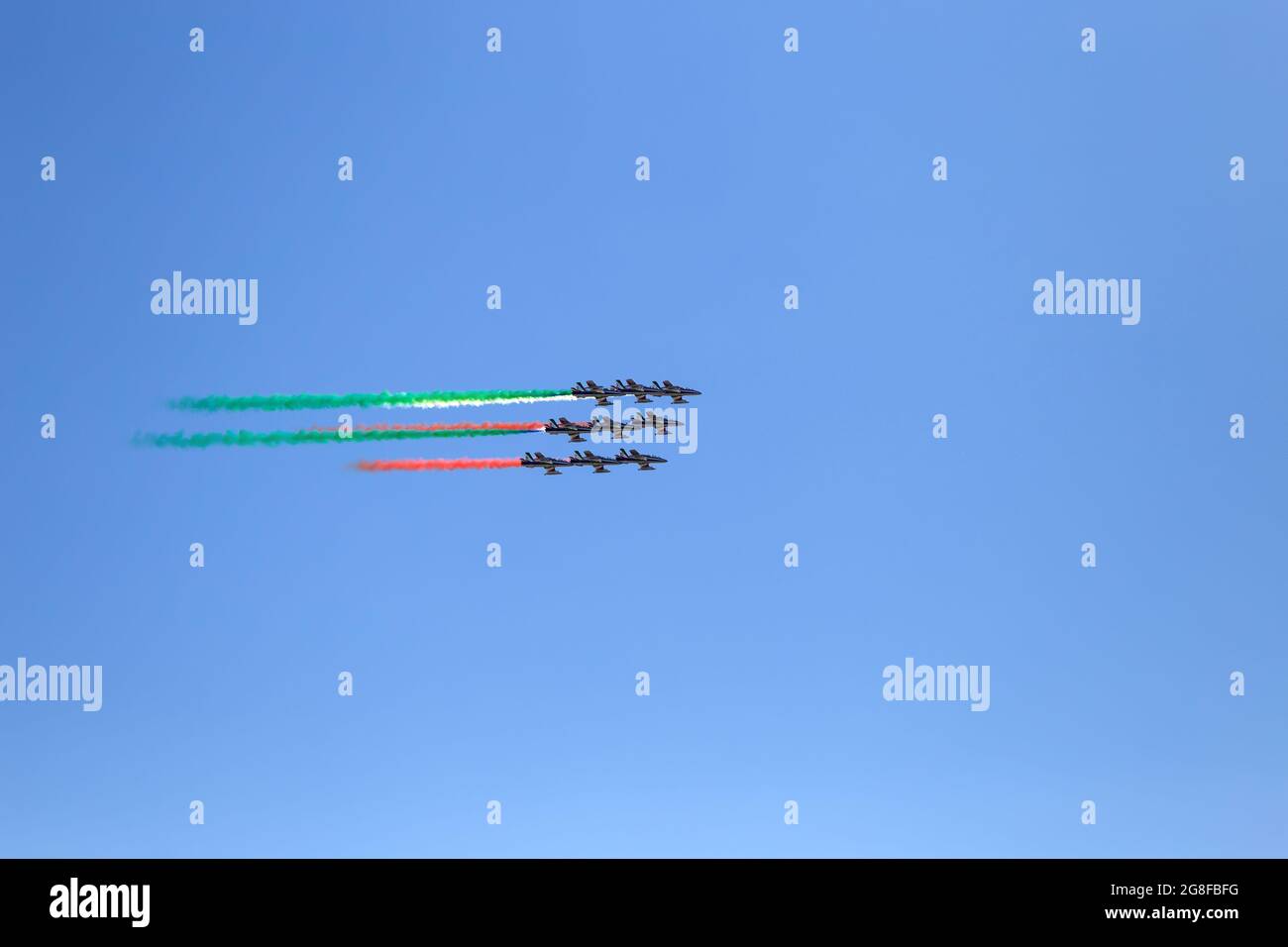 GENOVA, ITALIA 26 MAGGIO 2020 - prestazione aerea acrobatica di frecce Tricolori nel cielo. Frecce Tricolori, è la dimostrazione aerobica Foto Stock
