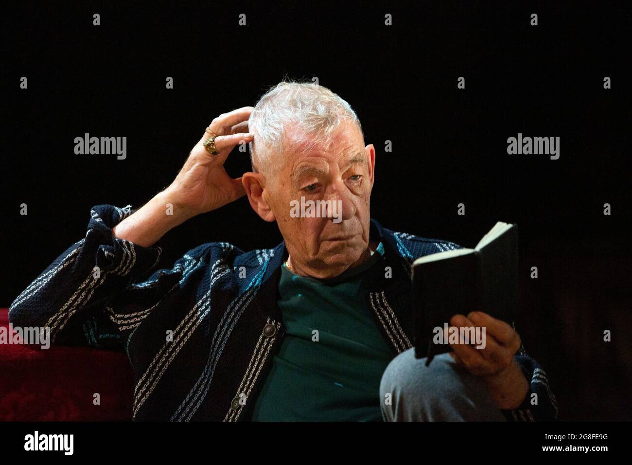 Ian McKellen come Hamlet in FRAZIONE di Shakespeare apre al Teatro Royal Windsor, Inghilterra il 20/07/2021 scenografia: Lee Newby Costumi: Loren Epstein Wigs & Make-up: Susanna Peretz illuminazione: Zoe Spurr regista: Sean Mathias Foto Stock