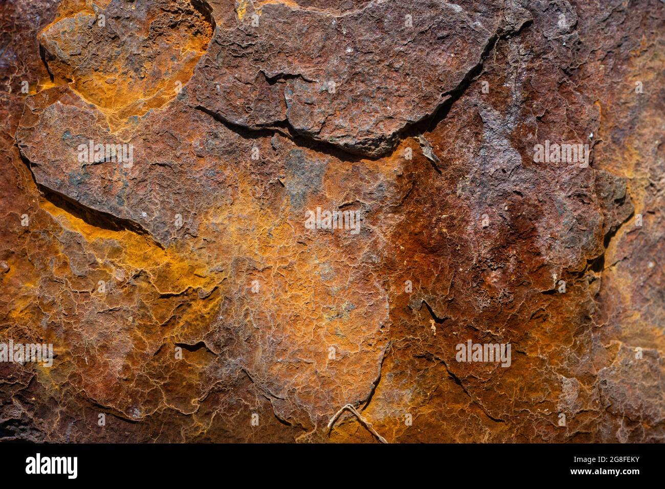 Primo piano di una superficie fortemente arrugginita Foto Stock