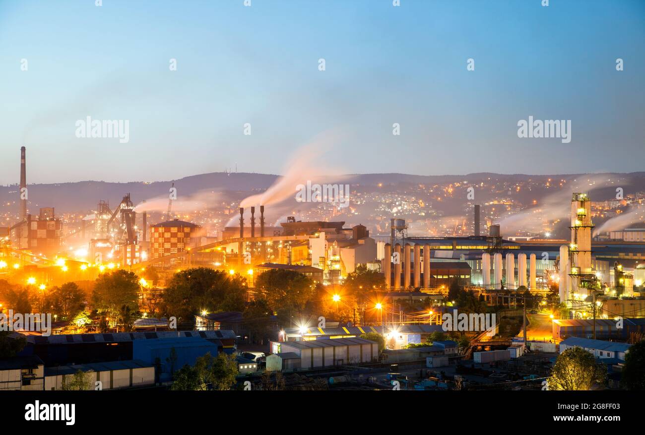 Eregli,Zonguldak,Turchia - 06-25-2013: Una visione del processo produttivo della fabbrica di ferro e acciaio di Ereğli Foto Stock