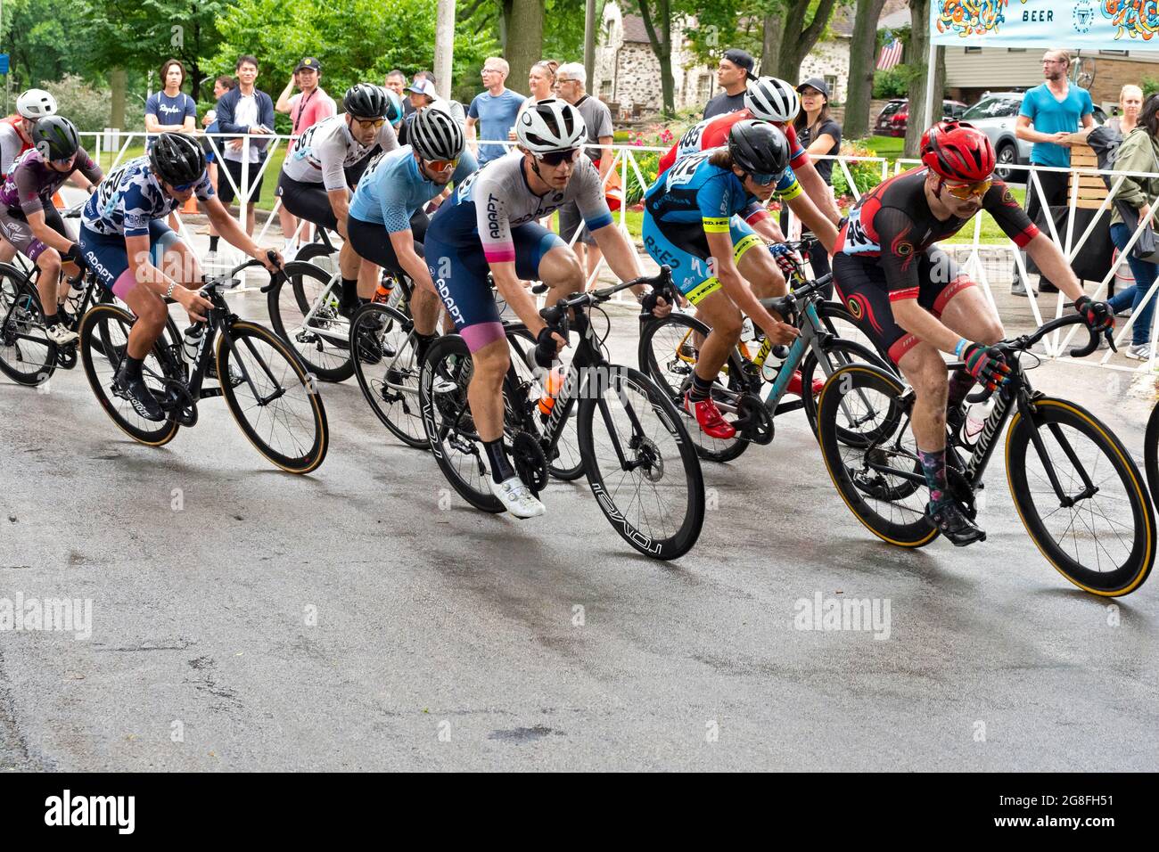 Wauwatosa, WI/USA - 26 giugno 2021: I quattro piloti di categoria tre completano il giro a Washington Highlands in Tour of America della serie ciclistica Dairyland. Foto Stock