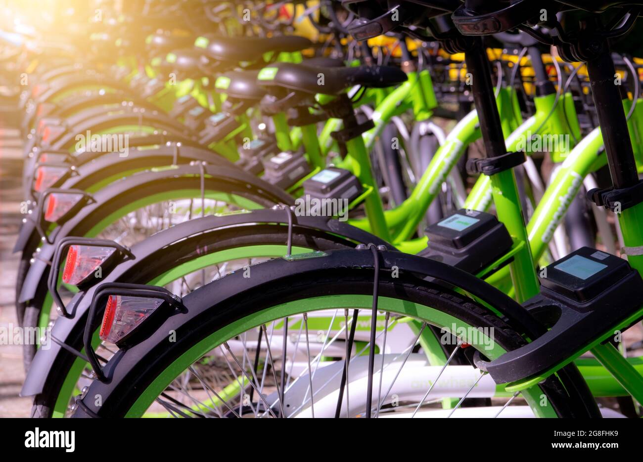 Sistemi di condivisione biciclette. Bicicletta per affari in affitto. Bicicletta per il tour della città presso la stazione di parcheggio per biciclette. Trasporto ecologico. Economia urbana pubblica Foto Stock