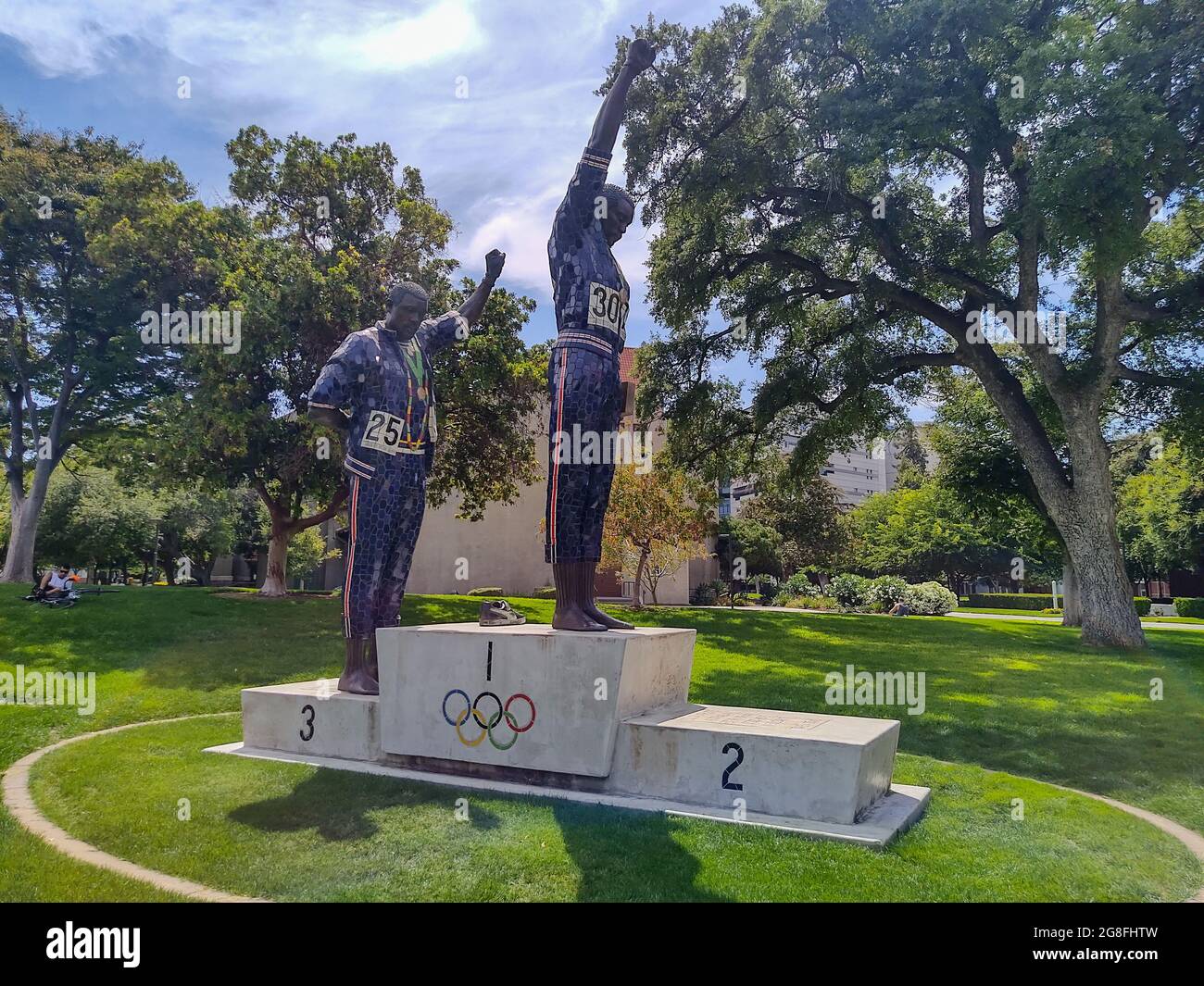 Vista generale della statua nel campus della Città del Messico 1968 Giochi Olimpici San Jose state University studenti-atleti Tommie Smith e John Carlos si è levato f Foto Stock