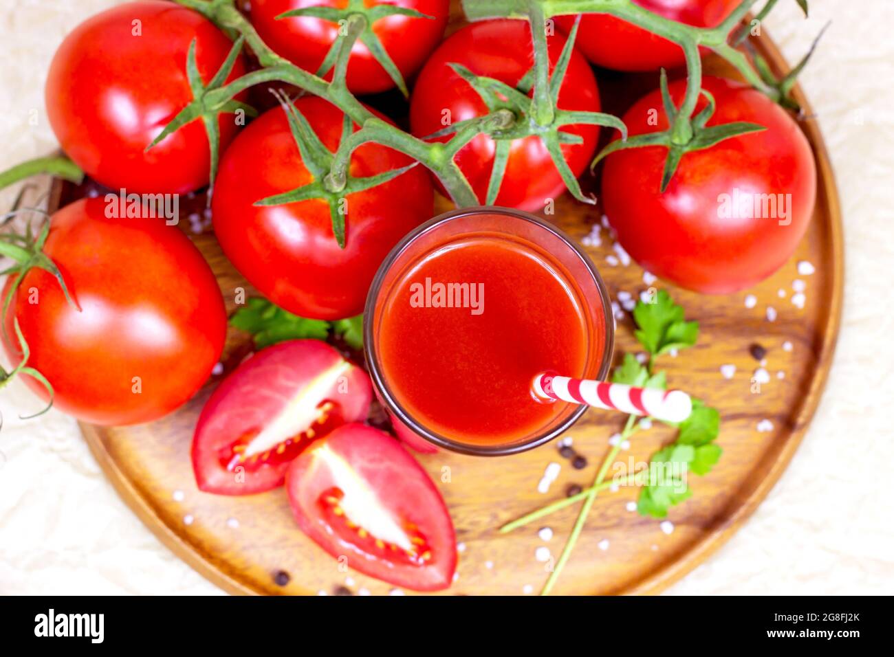 Vista dall'alto del succo di pomodoro fresco fatto in casa in un bicchiere e su sfondo di legno. Foto Stock
