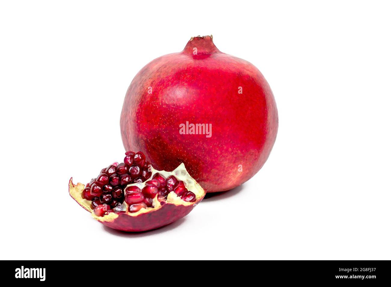 Succosi pezzi di melograno rosso vivo isolato su sfondo bianco. Foto Stock