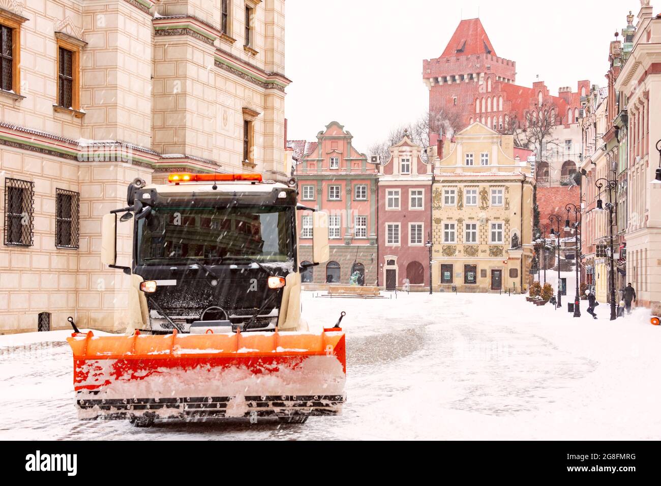 Rimozione della neve e strade di sgombero a Poznan. Castello reale e Piazza del mercato Vecchio nella Città Vecchia in nevoso giorno d'inverno, Poznan, Polonia Foto Stock