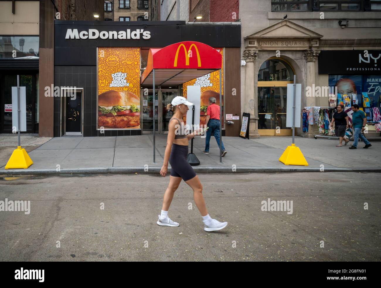 Un ristorante McDonald's a Union Square a New York pubblicizza l'offerta di Chicken Sandwich Deluxe croccante domenica 11 luglio 2021. Nel 2019 Popeye’s ha debuttato con grande successo il suo panino di pollo, portando quasi ogni catena di fast food a generare un piatto di pollo croccante. McDonald’s è finalmente entrato come gorilla da 800 libbre e ha già portato ad una spinta del traffico nei suoi ristoranti. (© Richard B. Levine) Foto Stock