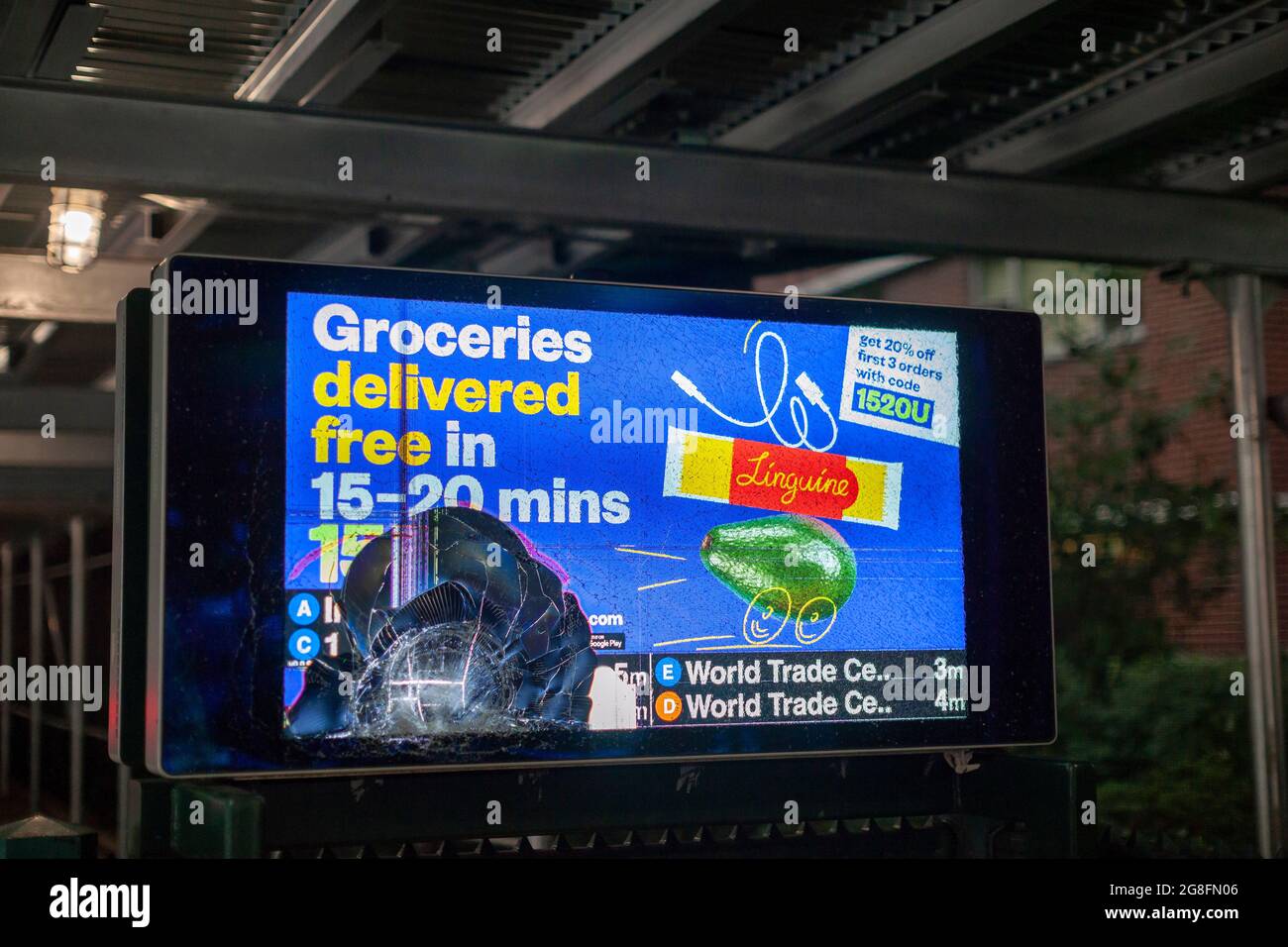 Un display pubblicitario digitale MTA all'ingresso della 23a stazione di Chelsea a New York è visto vandalizzato sabato 10 luglio 2021. (© Richard B. Levine) Foto Stock