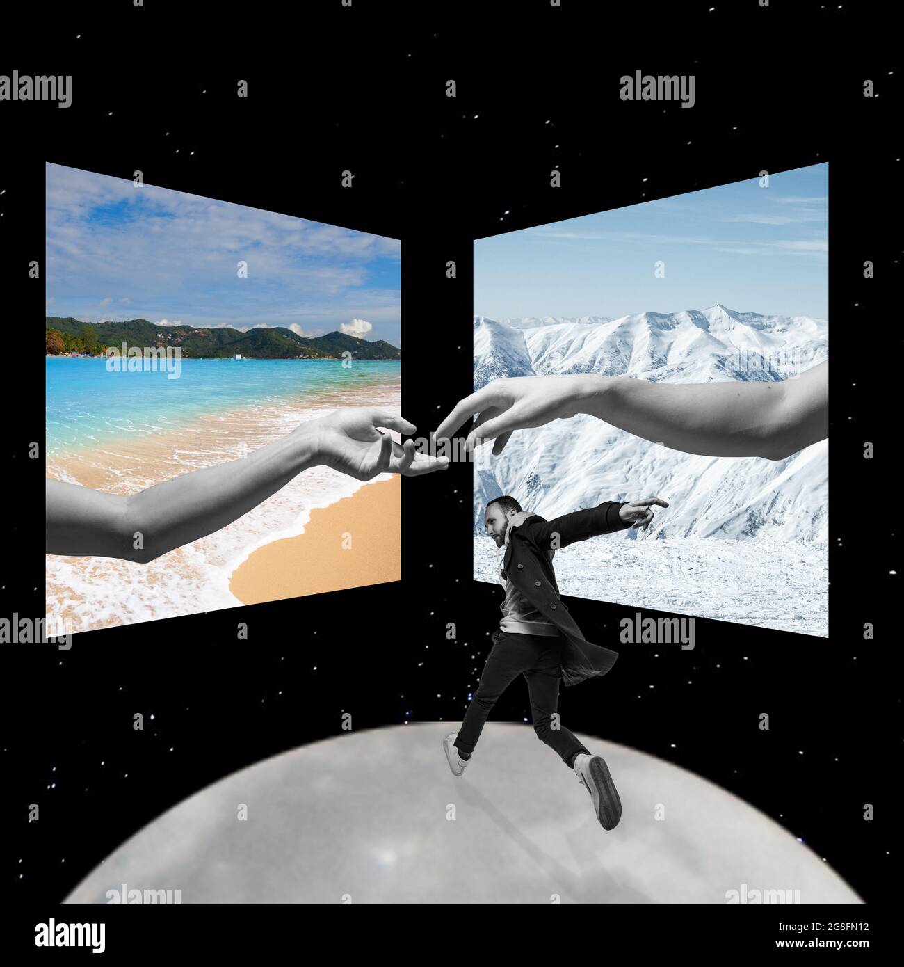 Camminare sulla Luna. Il giovane caucasico corre nello spazio alle immagini della spiaggia e delle montagne innevate. Collage creativo Foto Stock