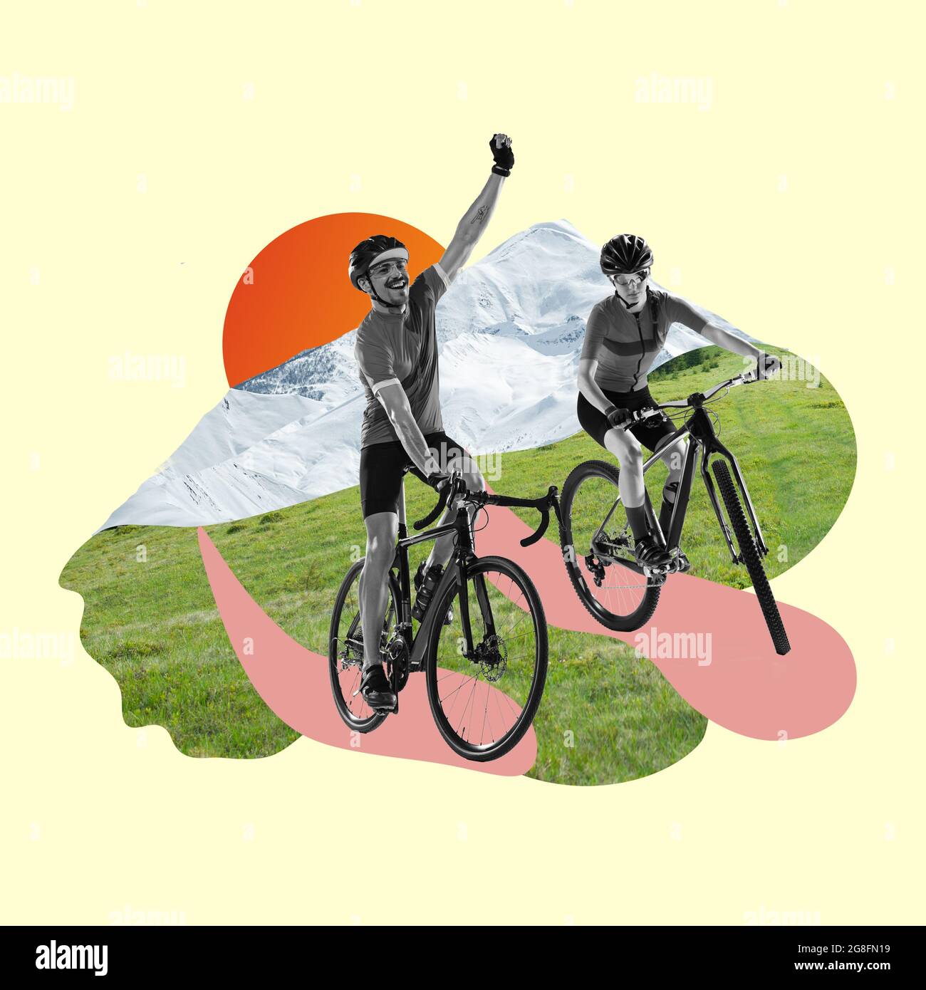 Andare in bicicletta. Immagine BW di due ciclisti professionisti, uomo e donna che cavalcano le biciclette sull'erba tra le montagne Foto Stock
