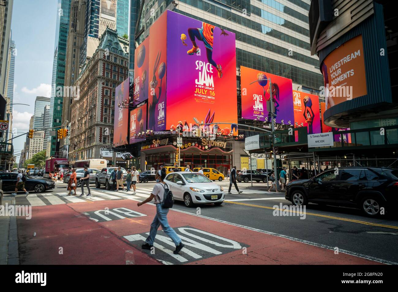 Il film "Space Jam: A New Legacy" è pubblicizzato a Times Square a New York giovedì 15 luglio 2021 prima dell'apertura del venerdì. (© Richard B. Levine) Foto Stock