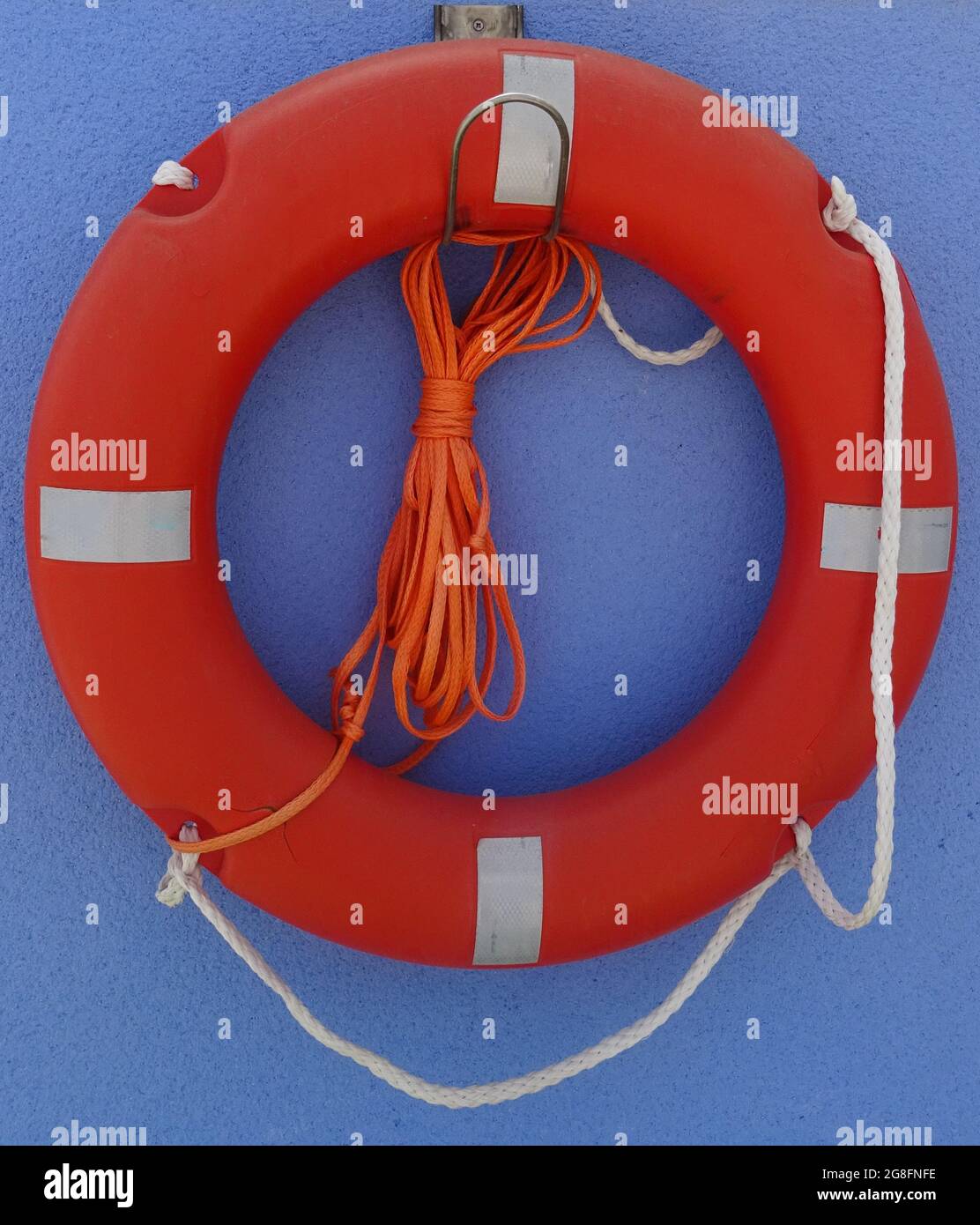 Primo piano di un anello di vita di un ragazzo su una grande barca Foto Stock
