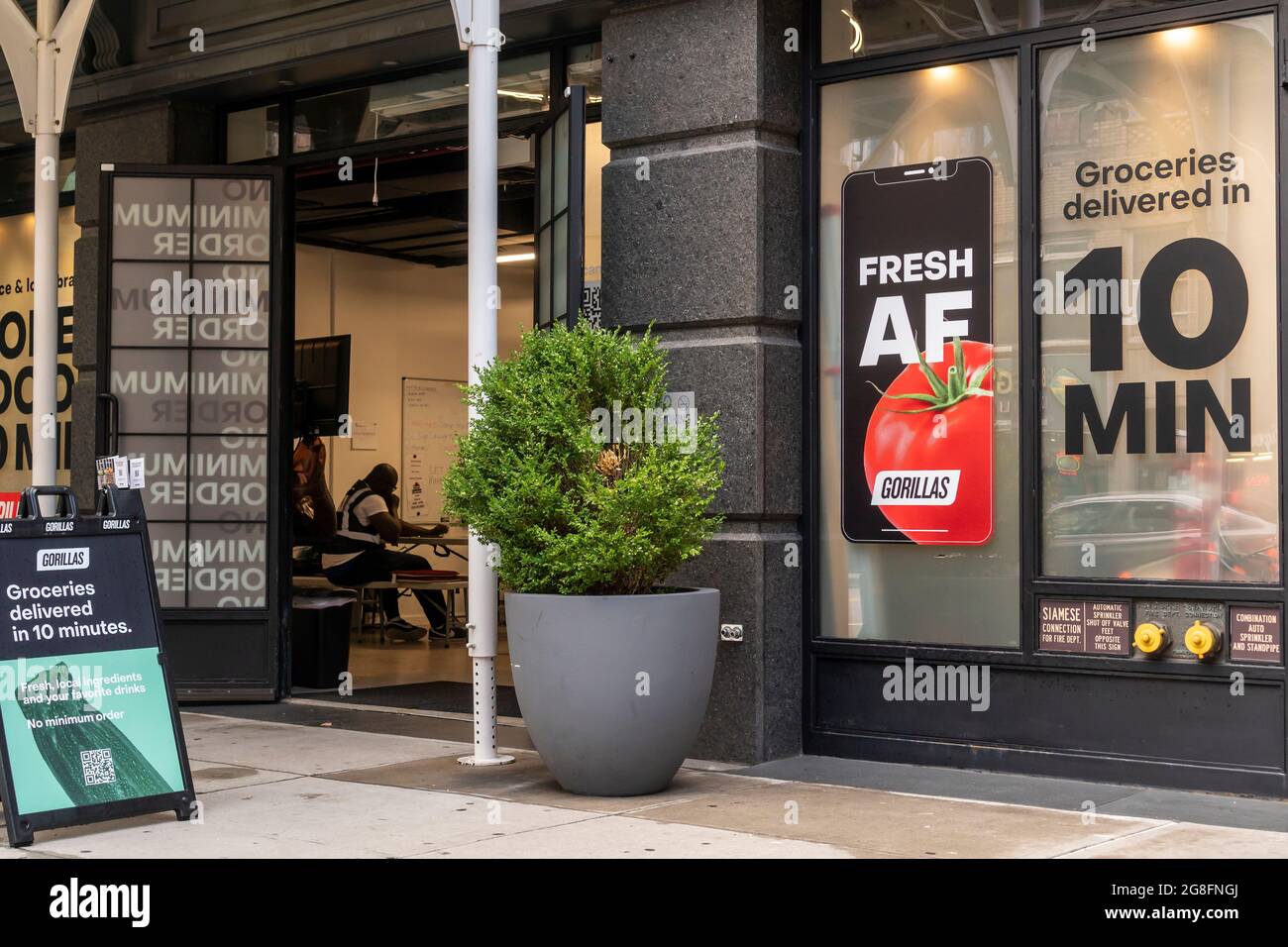 Un negozio di distribuzione per il servizio di consegna di alimentari Gorillas nel quartiere Soho di New York sabato 17 luglio 2021. Gorillas, 1520, Jokr e Frigo non ci sono più in competizione per lo spazio di consegna istantanea a New York. (© Richard B. Levine) Foto Stock