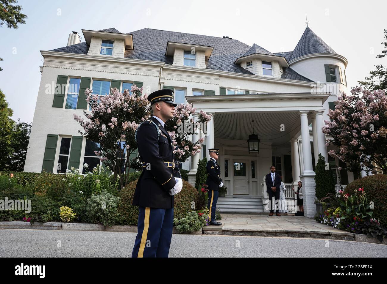 Washington, Stati Uniti. 20 luglio 2021. Guardia d'onore militare in piedi prima dell'arrivo del re Abdullah II di Giordania presso la residenza del Vice Presidente a Washington, DC, Stati Uniti, martedì 20 luglio, 2021. Il presidente Biden ha incontrato ieri il re Abdullah II, dove si prevedeva di discutere le sfide regionali del Medio Oriente e le opportunità di collaborazione economica. Fotografo: Oliver Contreras/Pool/Sipa USA Credit: Sipa USA/Alamy Live News Foto Stock