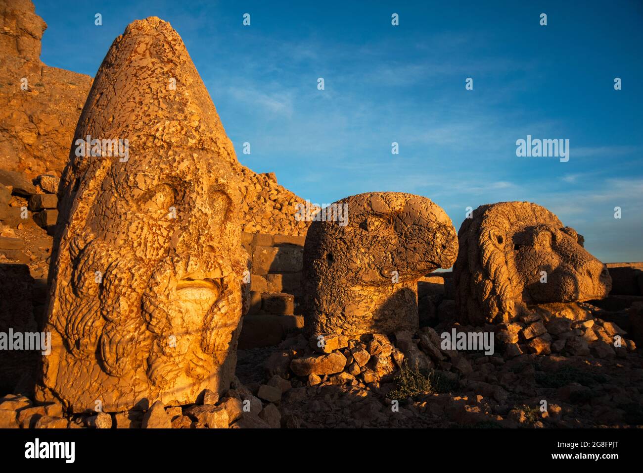 Antiche statue sulla cima del monte Nemrut, Turchia. Il monte Nemrut è dichiarato patrimonio mondiale dell'UNESCO. Adiyaman, Turchia Foto Stock