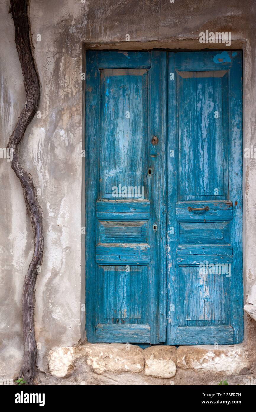 Tradizionale porta in legno antico nel villaggio montano di Krousonas, nella regione di Heraklion, isola di Creta, Grecia, Europa Foto Stock