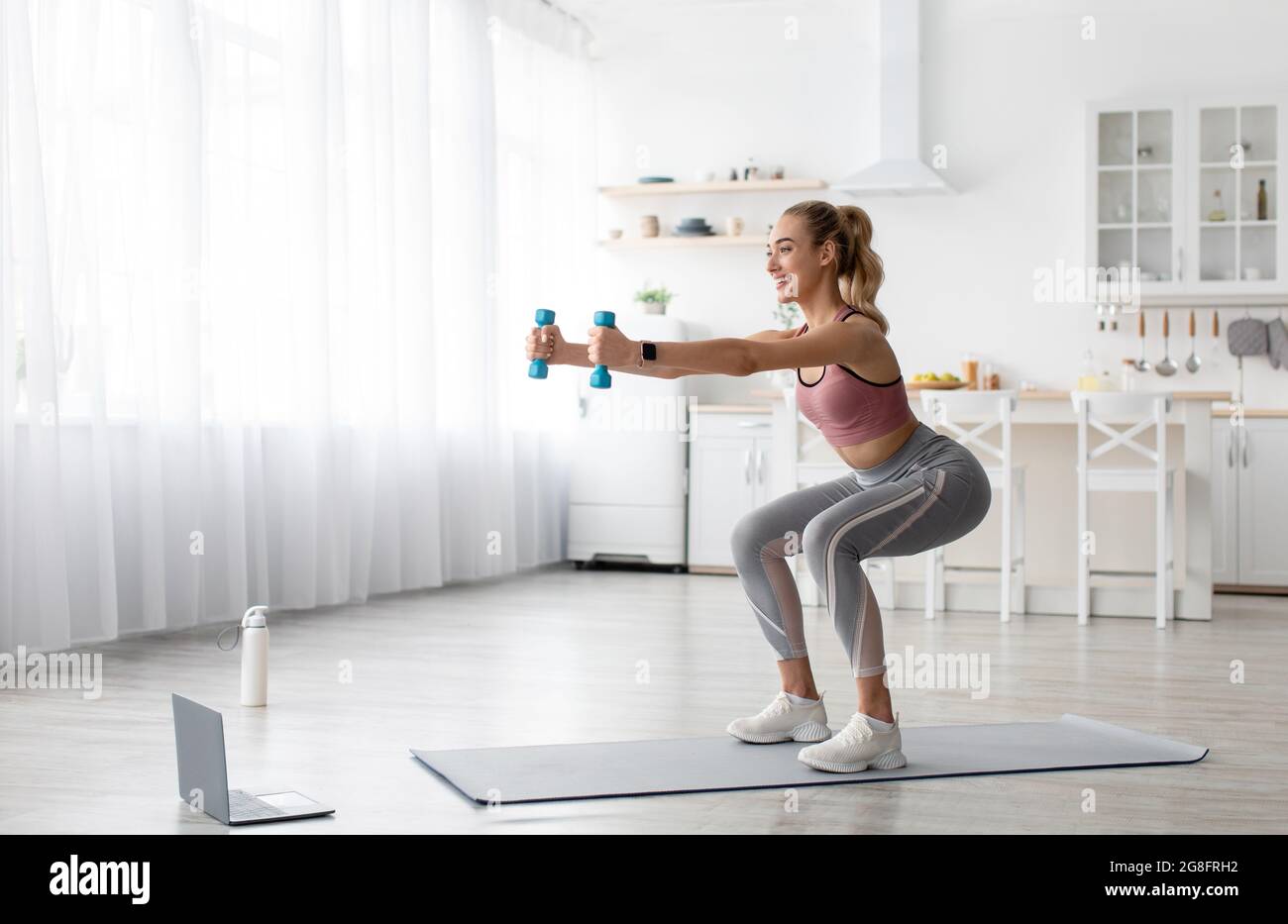 Mantenga la misura, il idoneità o i pilates con la classe in linea, workout del mattino a casa Foto Stock
