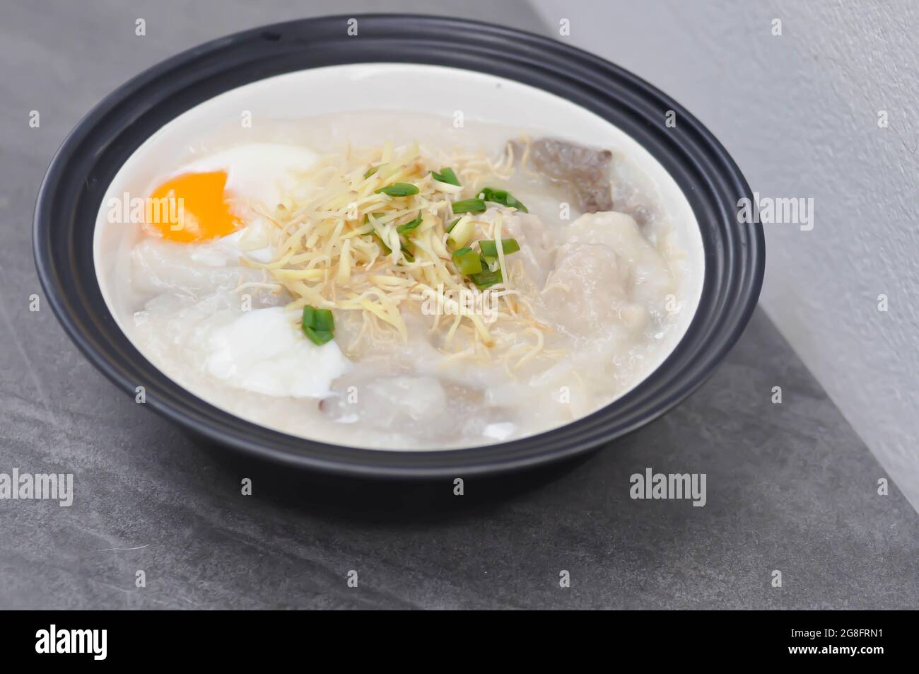 gruel di riso, porridge di riso o congee con fegato di maiale e uova e verdure Foto Stock