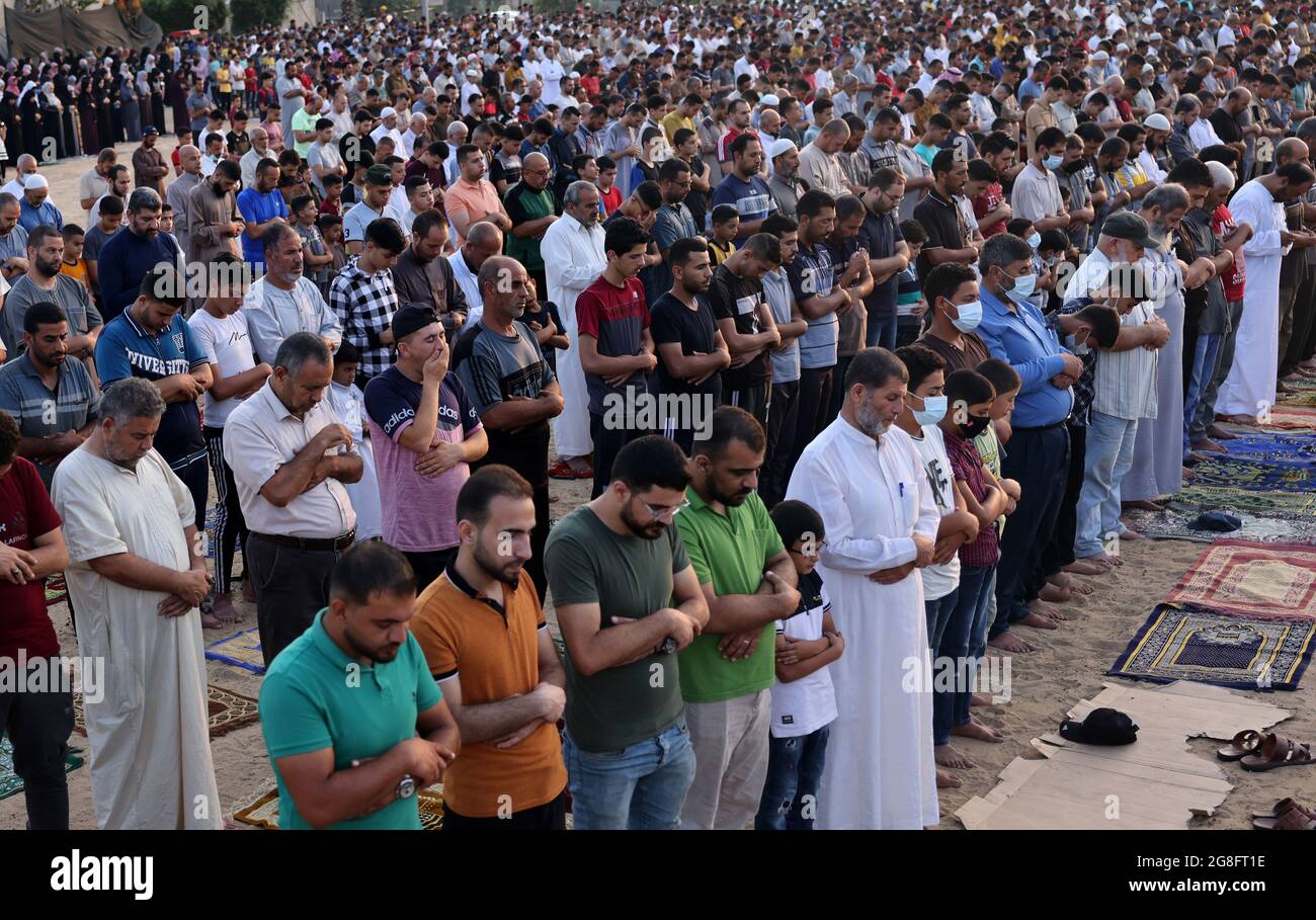 Khan Youns, Gaza. 20 luglio 2021. La preghiera dei Palestinesi il primo giorno della festa musulmana Eid al-Adha a Khan Younis, a sud di Gaza, martedì 20 luglio 2021. I musulmani di tutto il mondo celebrano Eid al-Adha per segnare la fine del haj, macellando pecore, capre, mucche e cammelli per commemorare la volontà del profeta Abramo di sacrificare suo figlio Ismail su comando di Dio. Foto di Ismael Mohamad/UPI Credit: UPI/Alamy Live News Foto Stock