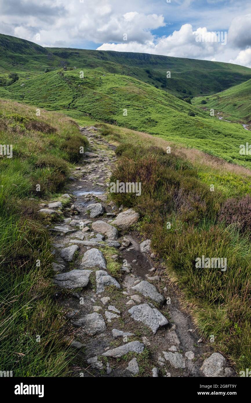 Il Pennine Way nella Crowden Valley e vista verso Laddow Rocks, Peak District National Park, Derbyshire Foto Stock