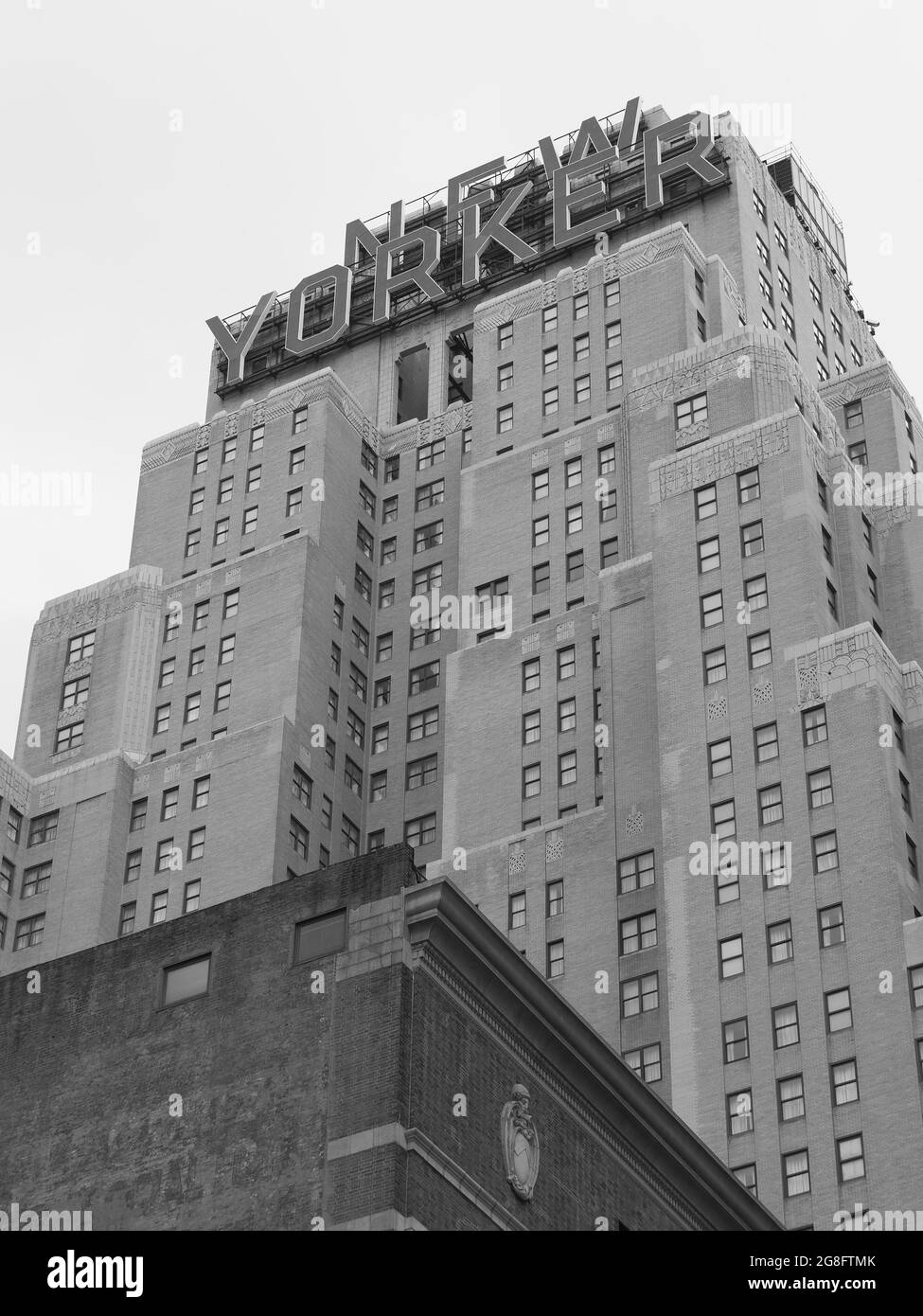 Immagine monocromatica del Wyndham New Yorker Hotel situato nel centro di Manhattan. Foto Stock