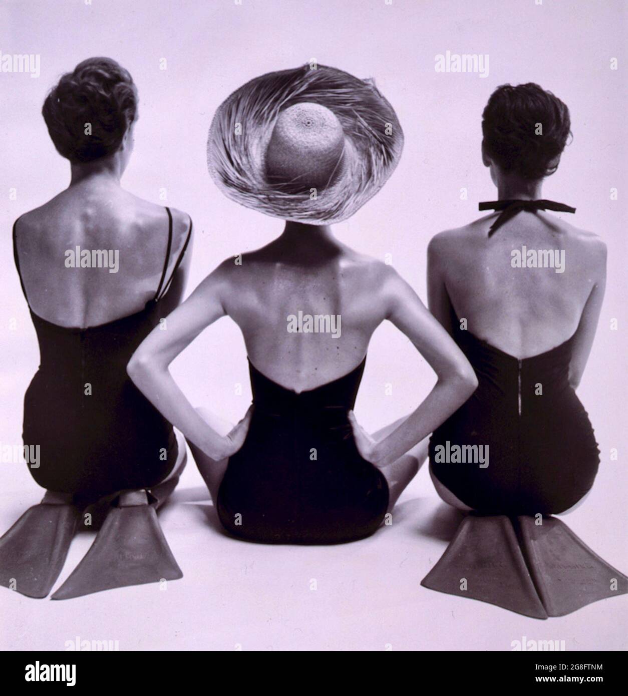 Toni Frissell - Swim Fashion - 1950 - tre modelli in costume da bagno con dorso a fotocamera. Uno sta portando un cappello del becho. Foto Stock