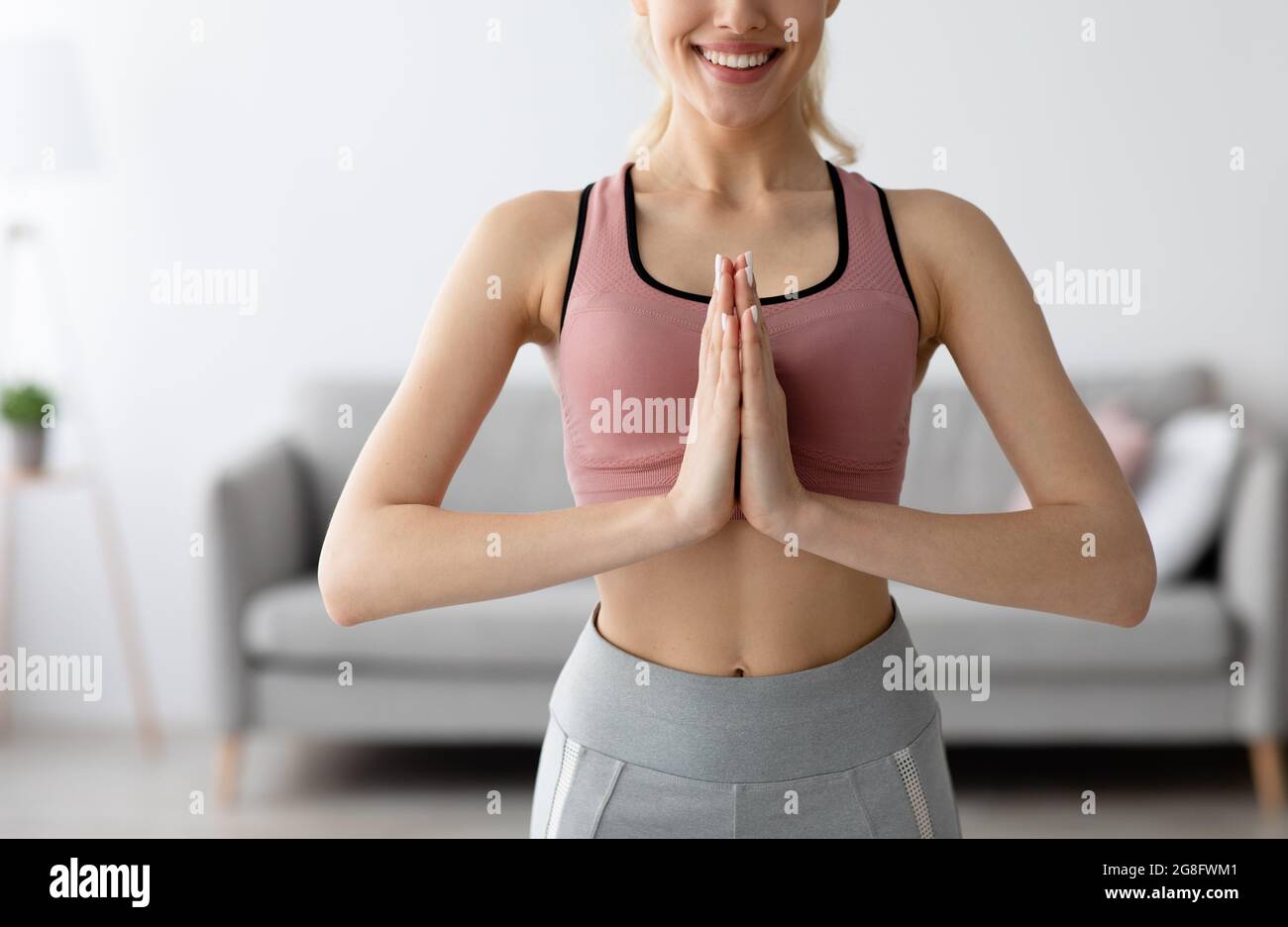 Meditazione a casa, esercizi di respirazione, cura del corpo e stile di vita attivo, covid-19 blocco Foto Stock