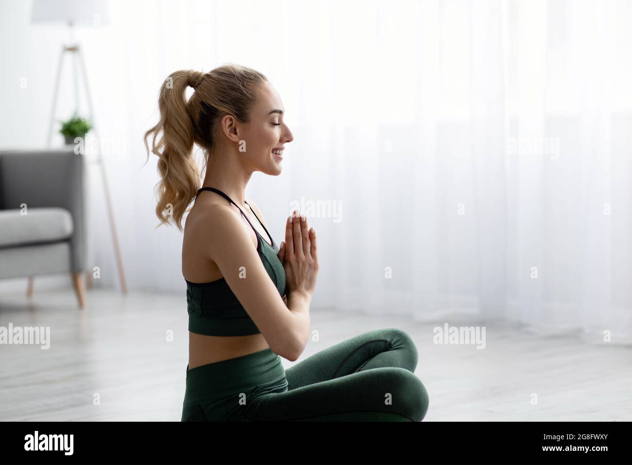 Esercizi di respirazione, meditazione a casa e allenamento durante il blocco covid-19 Foto Stock