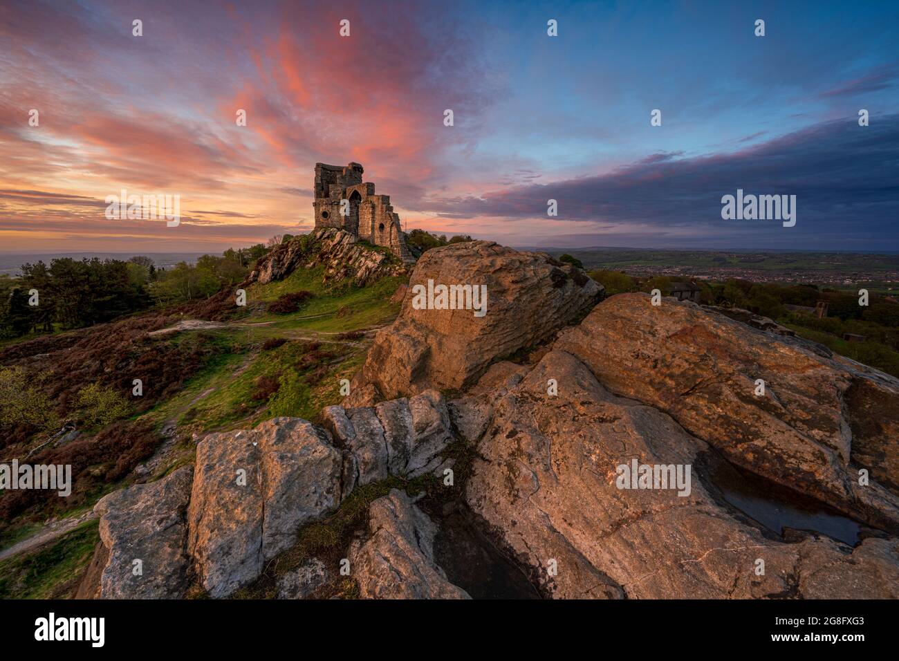 The Folly at Mow Cop with Incredible Sunset, Mow Cop, Cheshire, Inghilterra, Regno Unito, Europa Foto Stock