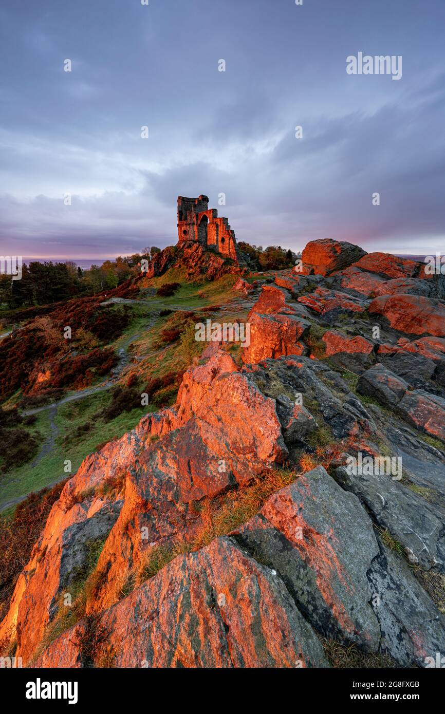 The Folly at Mow Cop with Amazing Sunset, Mow Cop, Cheshire, Inghilterra, Regno Unito, Europa Foto Stock