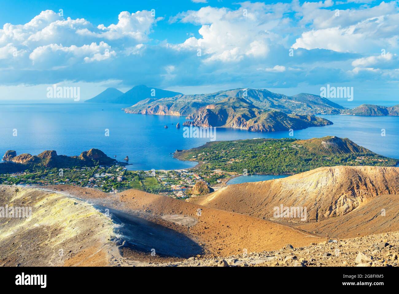 Vista dell'arcipelago delle Isole Eolie da Gran Cratere, Isola di Vulcano, Isole Eolie, Sito Patrimonio dell'Umanità dell'UNESCO, Sicilia, Italia, Mediterraneo Foto Stock