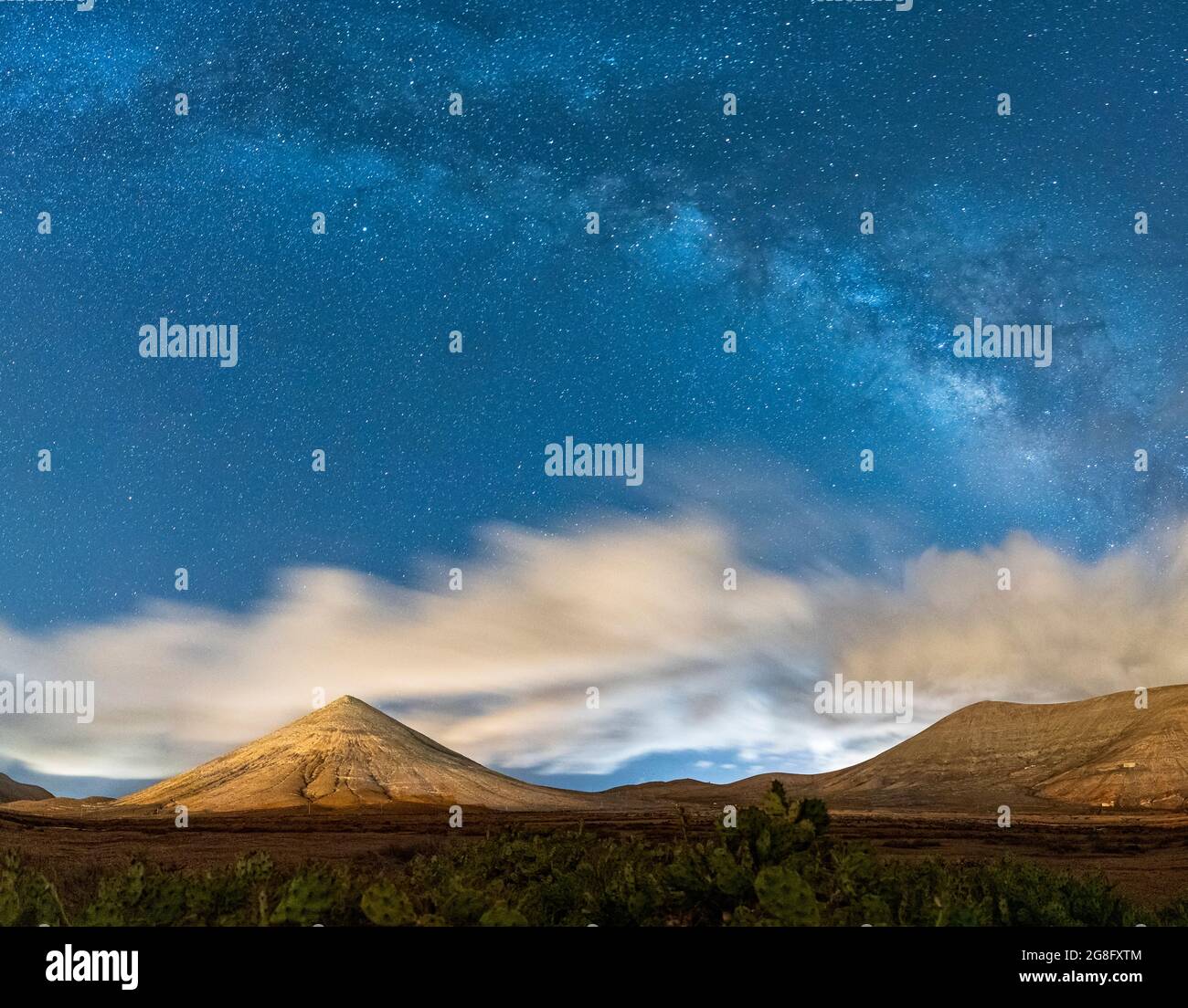 Milky Way nel cielo notturno sul Montana del Fronton, la Oliva, Fuerteventura, Isole Canarie, Spagna, Atlantico, Europa Foto Stock