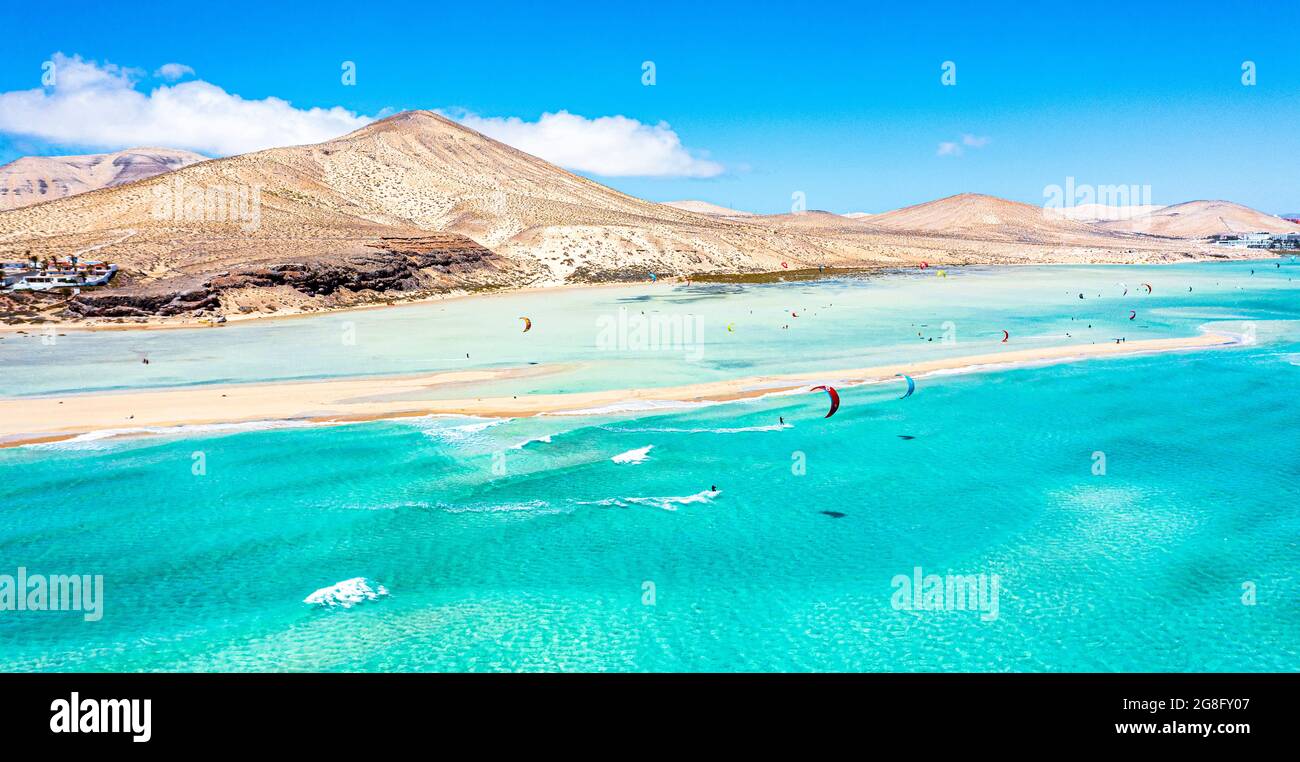 Persone kiteboarding su onde che si infrangono su sabbia bianca di Sotavento Beach, Jandia, Fuerteventura, Isole Canarie, Spagna, Atlantico, Europa Foto Stock