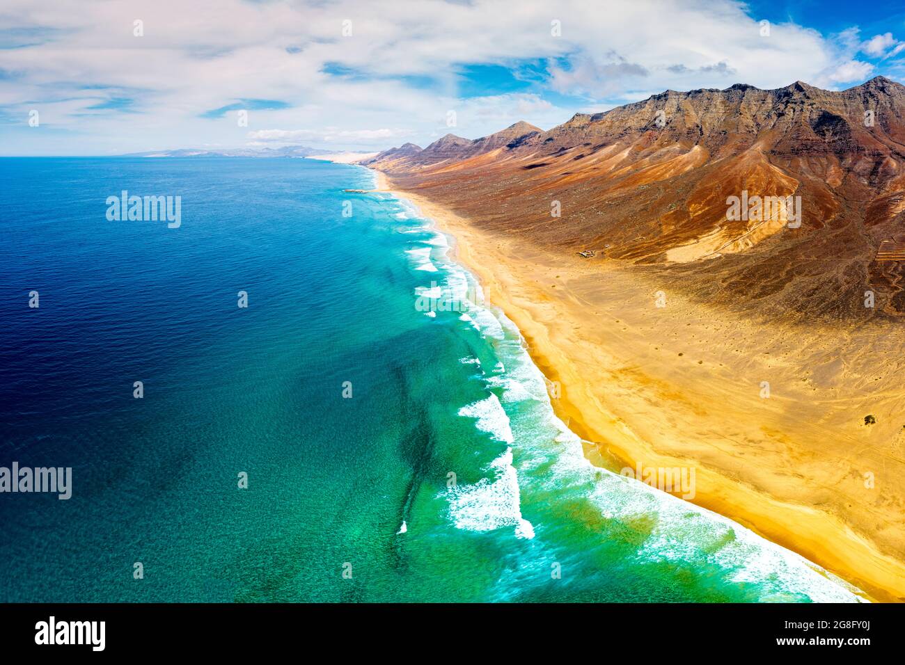Panoramica aerea delle montagne e della spiaggia di Cofete nel Parco Naturale di Jandia, Fuerteventura, Isole Canarie, Spagna, Atlantico, Europa Foto Stock