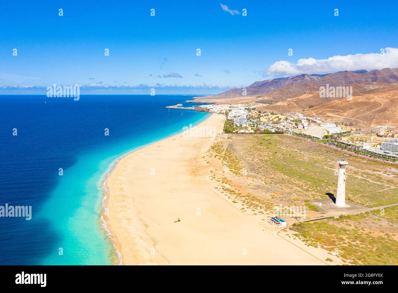 Vista aerea della spiaggia di sabbia fine e del faro, Morro Jable, Fuerteventura, Isole Canarie, Spagna, Atlantico, Europa Foto Stock