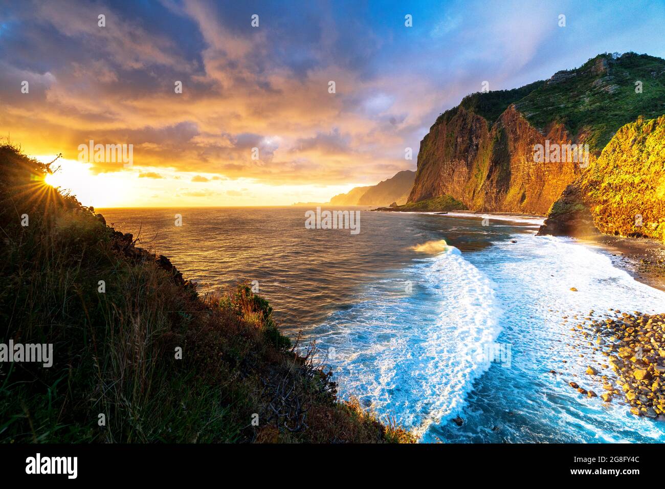 Cielo panoramico all'alba sulle onde che si infrangono sulle scogliere, isola di Madeira, Portogallo, Atlantico, Europa Foto Stock