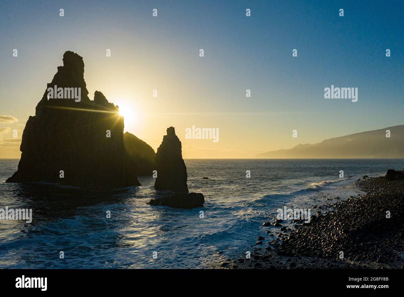 Ilheus da Rib e Ribeira da Janela formazioni rocciose illuminate dai raggi solari all'alba, Oceano Atlantico, Porto Moniz, Madeira, Portogallo, Atlantico, Europa Foto Stock