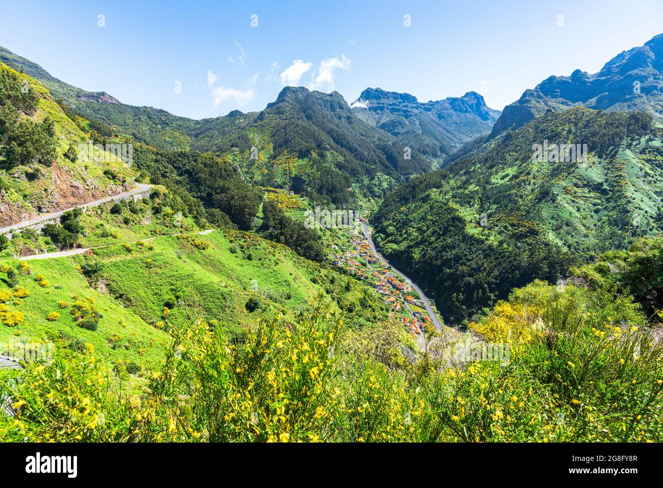 Vista ad alto angolo del villaggio di Serra de Agua nella valle verde, comune di Ribeira Brava, isola di Madeira, Portogallo, Atlantico, Europa Foto Stock