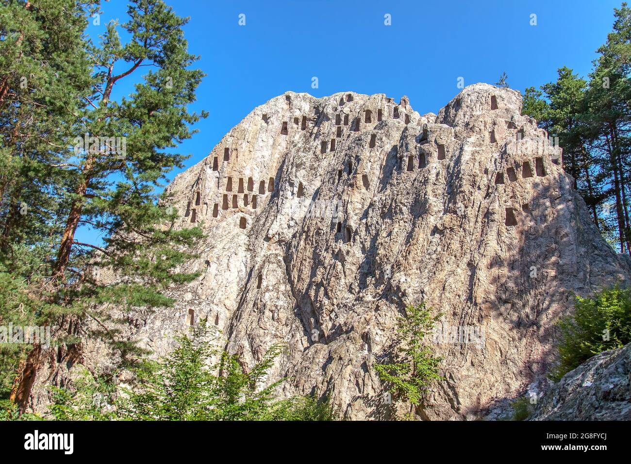 Ardino, Bulgaria - Luglio 9,2021- complesso rock-cult 'Kartal kaya' nel sud dei Rhodopi, risalente all'età del ferro. Fuoco selettivo con profondità ridotta Foto Stock