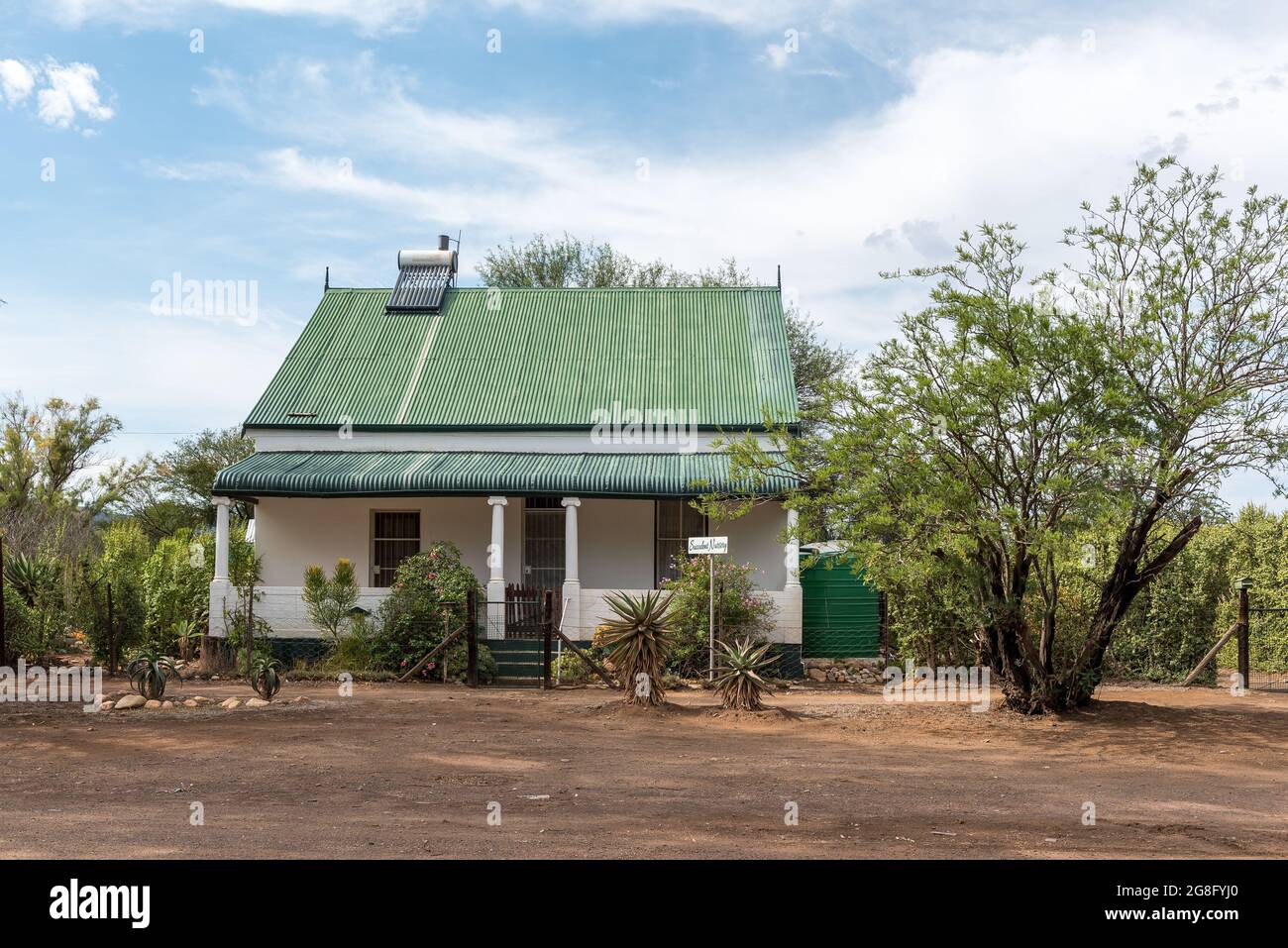 STEYTLERVILLE, SUDAFRICA - 21 APRILE 2021: Una scena di strada, con un vivaio succulento in una casa storica, a Steytlerville, nel capo orientale Prov Foto Stock STEYTLERVILLE, SUDAFRICA - 21 APRILE 2021: Una scena di strada, con un vivaio succulento in una casa storica, a Steytlerville, nel capo orientale Prov Foto Stock