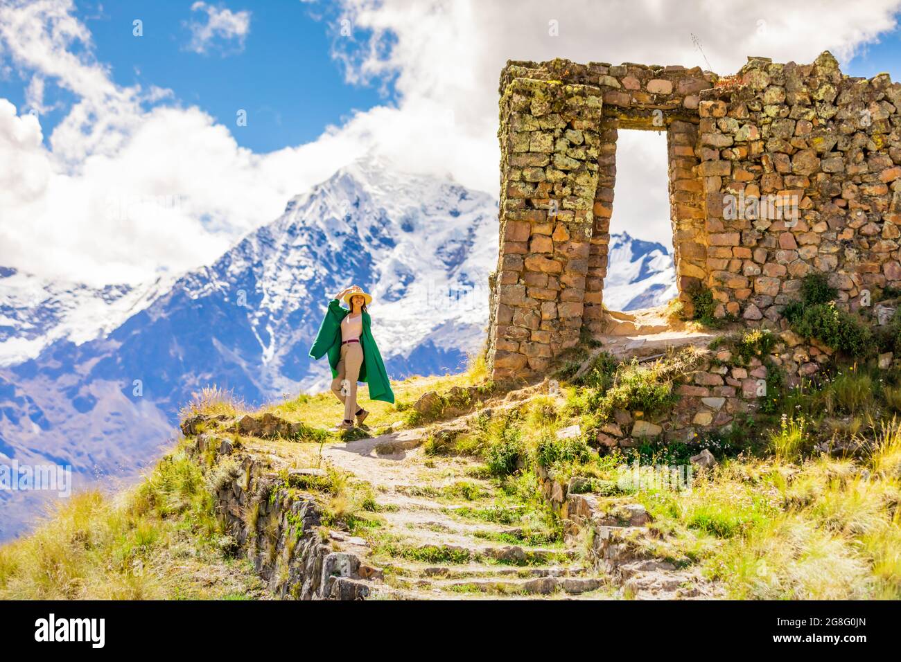 Donna che gode della vista in alto sulle Ande Mountains mentre esplora Inti Punku (Sun Gate), Cusco, Perù, Sud America Foto Stock