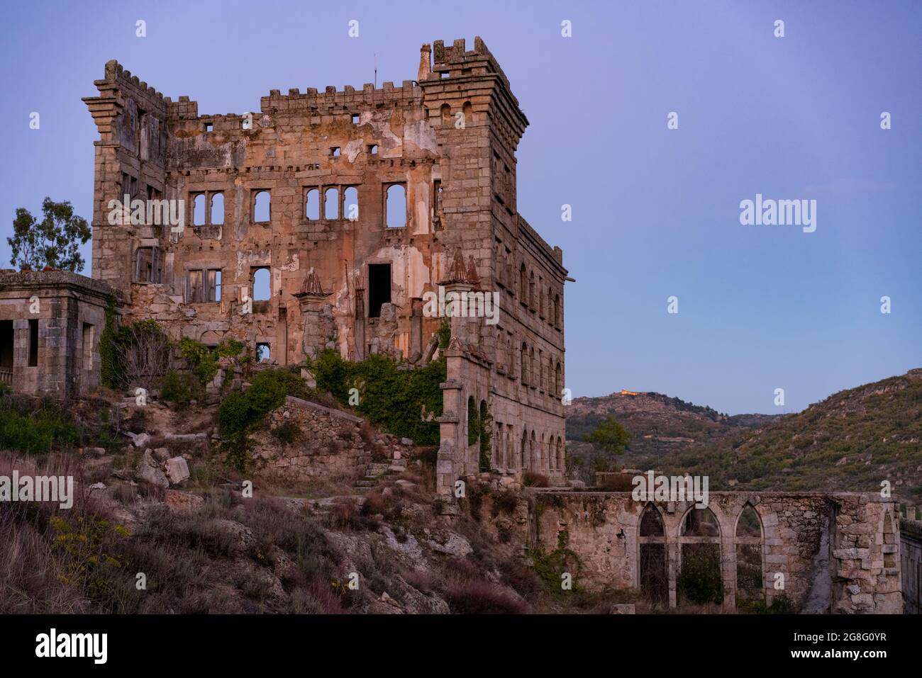 Edificio abbandonato del Termas Radium Spa Hotel, Serra da pena, al tramonto a Sortelha, Centro, Portogallo, Europa Foto Stock