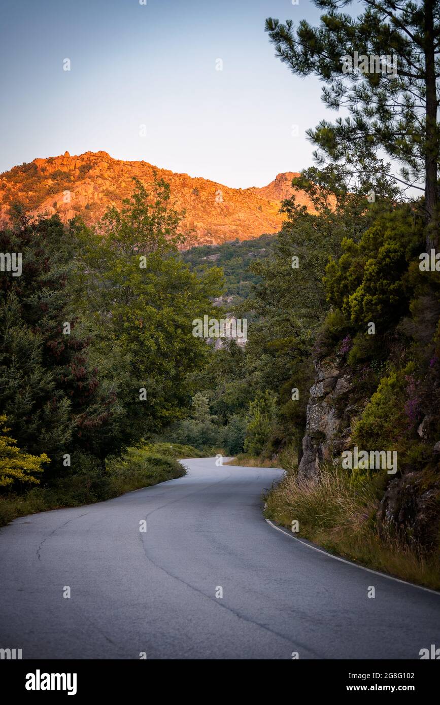 Strada in un paesaggio di montagna al tramonto ora d'oro nel Parco Nazionale di Geres, Norte, Portogallo, Europa Foto Stock