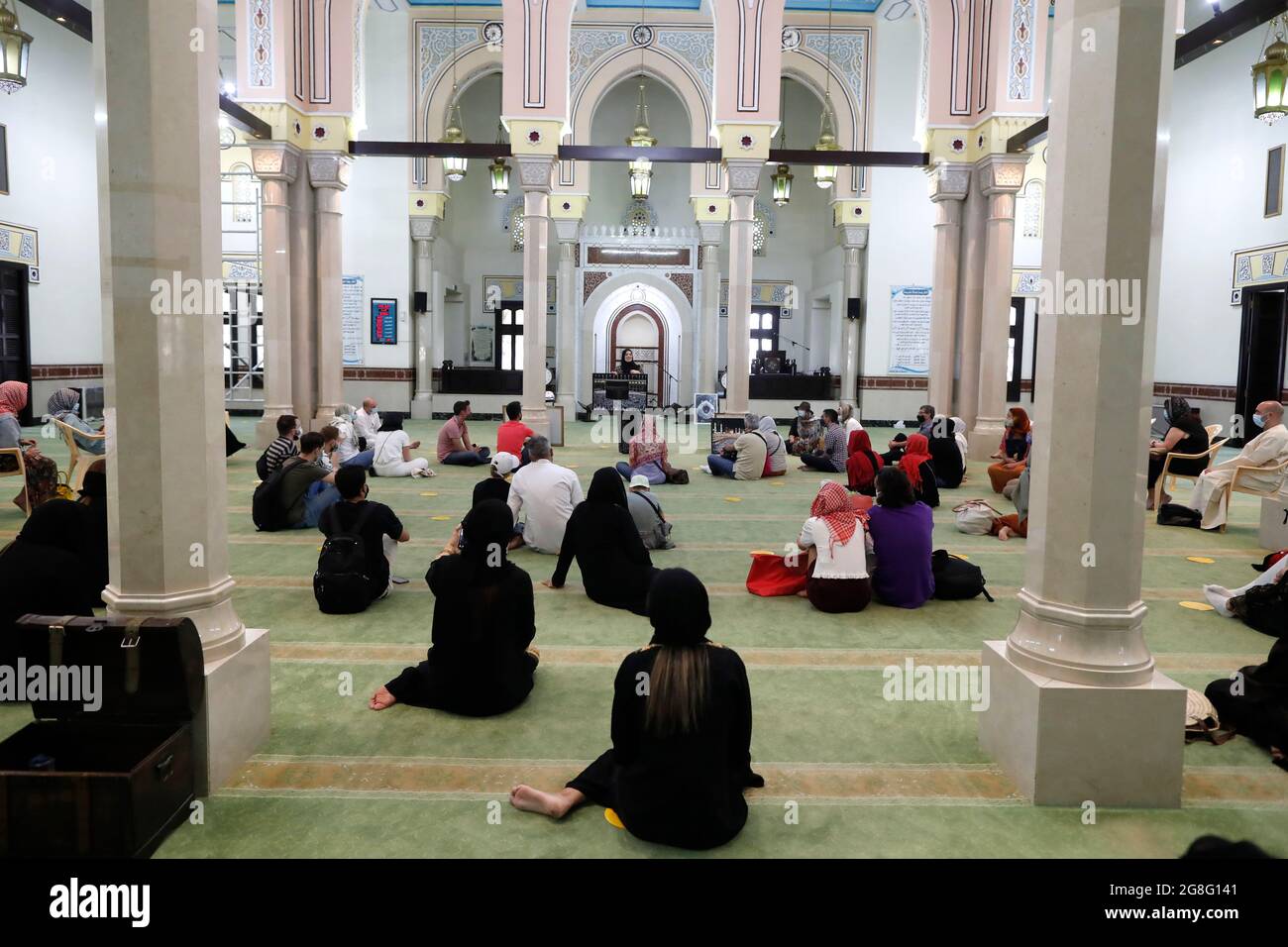 Visita alla Moschea di Jumeirah, Dubai. Emirati Arabi Uniti, Medio Oriente Foto Stock