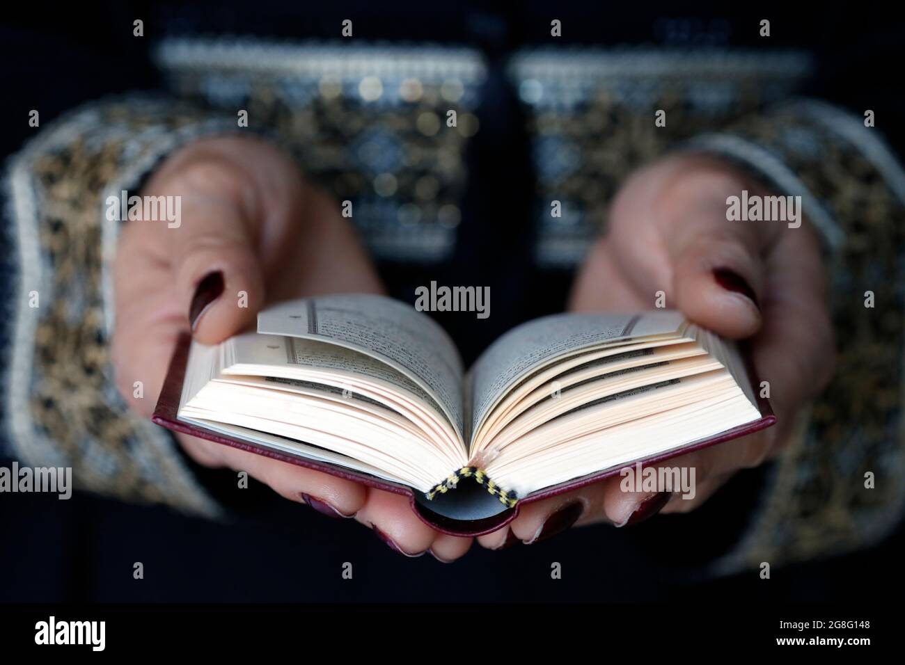 Donna musulmana che legge il Noble Quran, Emirati Arabi Uniti, Medio Oriente Foto Stock