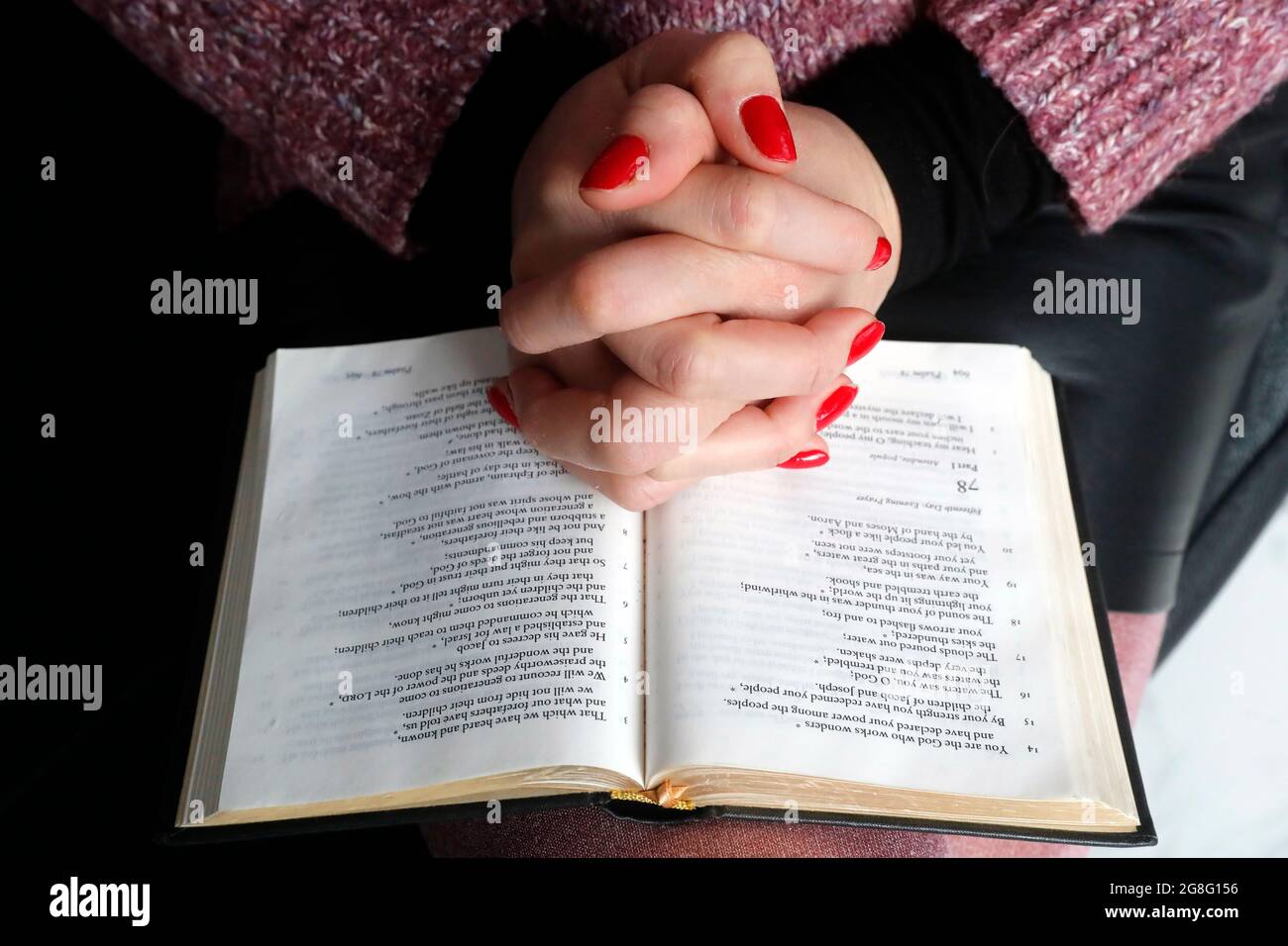 Donna che legge la Bibbia a casa, Francia, Europa Foto Stock