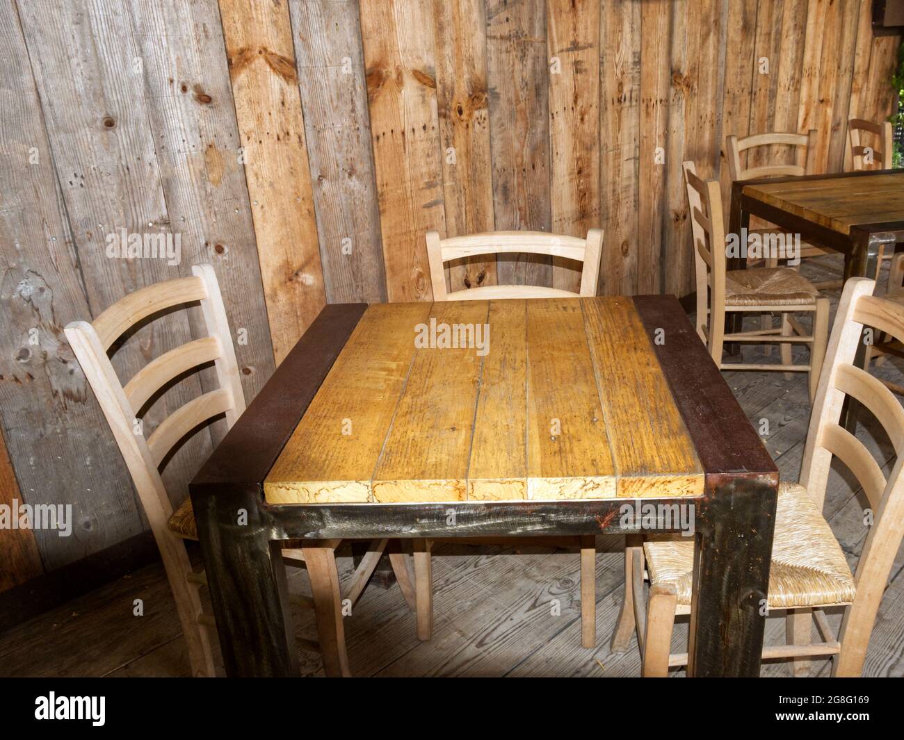 tavolo in ferro e legno di stile industriale visto dall'alto Foto stock -  Alamy