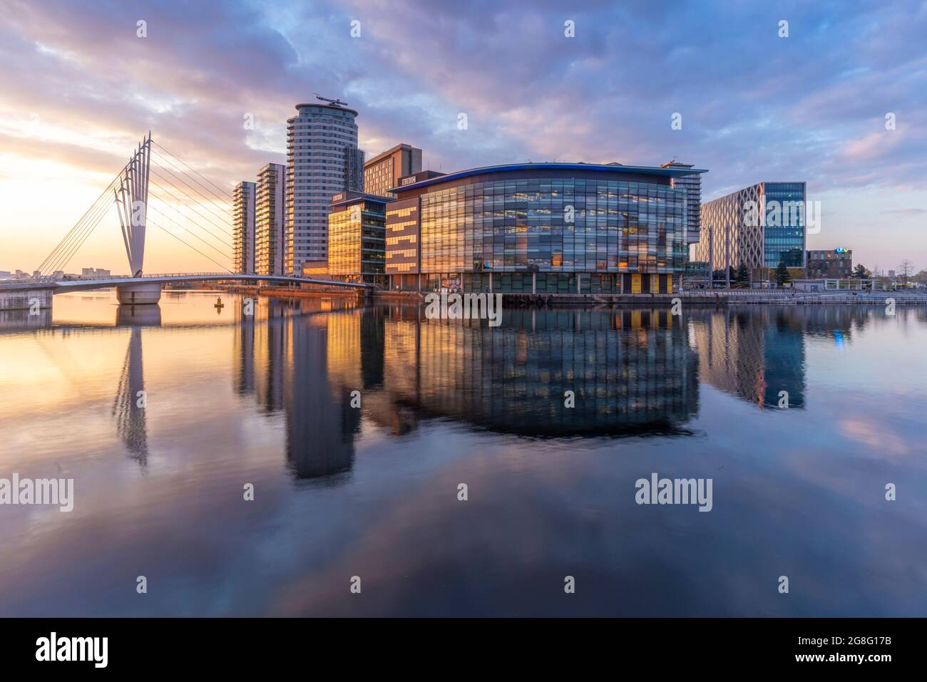 Vista del ponte pedonale e di MediaCity UK, Salford Quays, Manchester, Inghilterra, Regno Unito, Europa Foto Stock