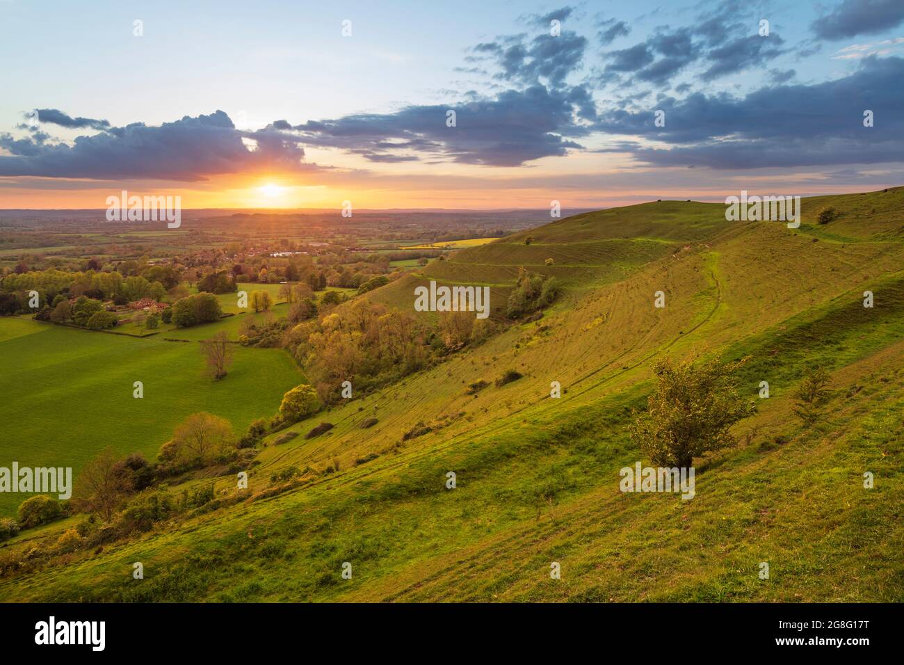 Collina dell'età del ferro di Hambledon Hill al tramonto, Cranborne Chase AONB (Area di eccezionale bellezza naturale), Iwerne Courtney (Shroton), Dorset, Inghilterra Foto Stock