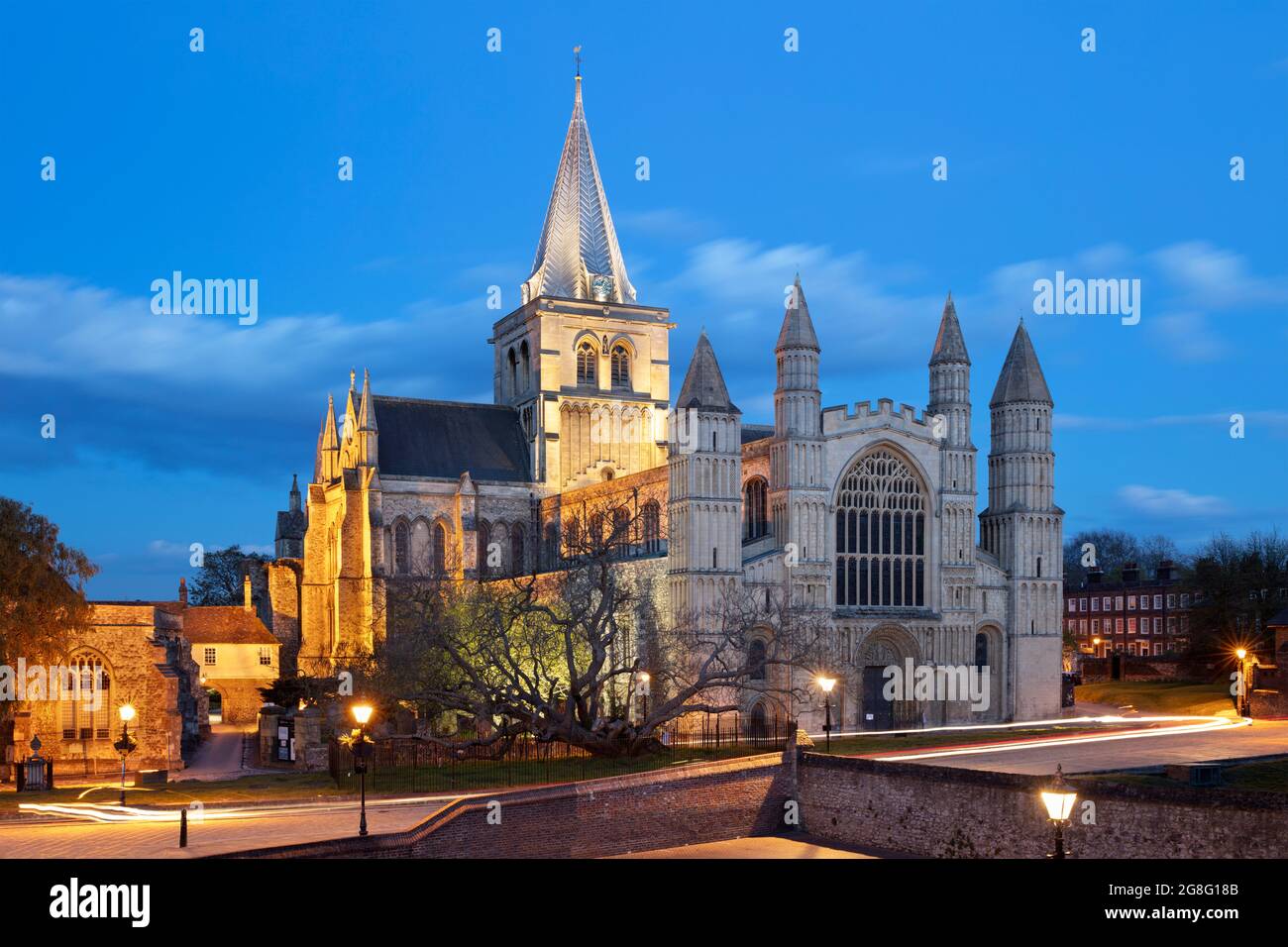 Il fronte ovest della cattedrale di Rochester costruita dai Normanni, illuminata di notte, Rochester, Kent, Inghilterra, Regno Unito, Europa Foto Stock
